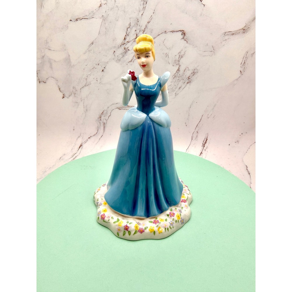 Royal Doulton Disney Cinderella 7" Tall Showcase‎ Collection Hand Made Decorated
